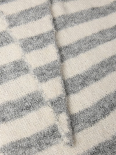 Produktfoto, Schal mit Woll-Anteil Modell 'Happy' von Kurt Beines in Strick-Optik mit grauen und cremefarbenen Streifen, weiche Textur, Dreieckform, elastischer Material-Mix, Detailaufnahme.