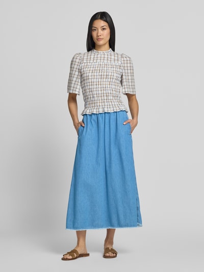 Modelka nosi spódnica midi w tkanina stylizowana na denim, linia a, frędzle, elastyczny pas, model 'IZEWAY' od American Vintage, bawełna, szerokość w rozmiarze S: 35 cm, całkowita długość: 81 cm, widok całej sylwetki z przodu.