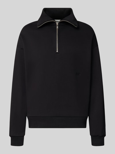 Produktfoto, schwarzes Regular Fit Sweatshirt aus Baumwoll-Mix mit Troyer-Kragen und Logo-Stiching von DRYKORN, glatte Textur