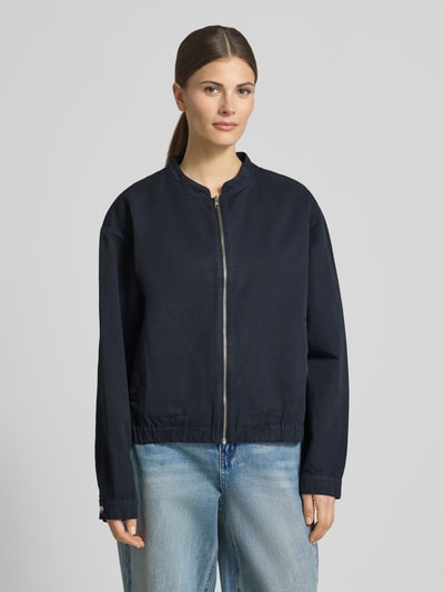 Frauenmodel trägt Jacke aus Baumwoll-Leinen-Mix mit Reißverschluss von Lanius in Dunkelblau, Regular-Fit, Stehkragen, Nahaufnahme Oberkörper. Rückenlänge bei Größe 36: 58 cm, Schulterbreite: 43 cm, Brustweite: 56 cm, Ärmellänge: 62 cm.
