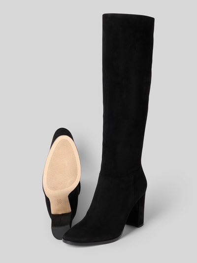 Produktfoto, Stiefel mit Label-Detail und Blockabsatz von Hunter in Schwarz, strukturierte Sohle, abgerundete Form, Blockabsatz, das Label-Detail befindet sich auf der Rückseite, für Damen, Absatzhöhe 3 cm, Schafthöhe 41 cm, Schaftweite 14 cm bei Größe 39.