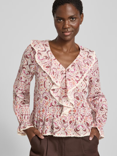 Frauenmodel trägt Regular Fit Bluse mit Allover-Paisley-Print Modell 'Ajda' von Neo Noir, Baumwolle, gemusterte Stoffstruktur, Nahaufnahme Oberkörper.