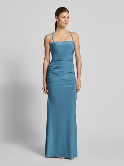 Frauenmodel trägt Abendkleid mit Raffungen und rückseitiger Schnürung von TROYDEN COLLECTION, Maxikleid in Hellblau, figurbetont, Ganzkörperansicht von vorne.