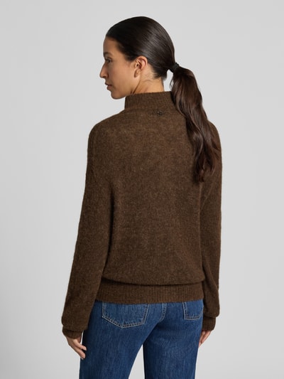 Frauenmodel trägt Oversized Strickjacke mit Woll-Anteil Modell 'Mape' von MOS MOSH in Braun, strukturierte Oberfläche, Ganzkörperansicht Rückansicht.