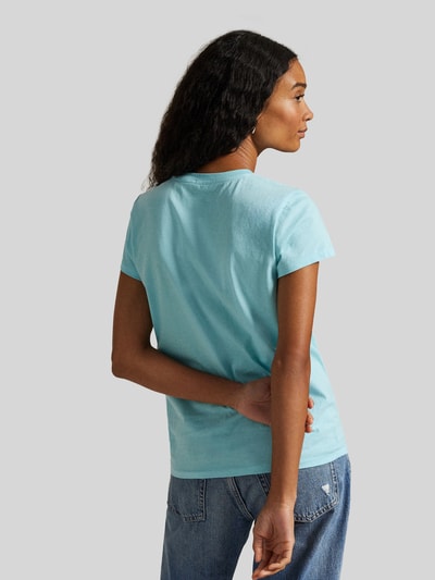 Modelka nosi T-shirt mit Label-Stitching od Polo Ralph Lauren, czysta bawełna, krój regular fit, okrągły dekolt, długość tyłu w rozm. S: 54 cm, widok całej sylwetki od tyłu