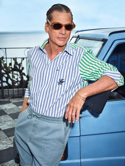 Männermodel trägt Regular Fit vrijetijdsoverhemd uit puur katoen van Tommy Hilfiger met all-over motief, kentkraag, doorlopende knoopsluiting, gestikt logo, lange mouw, manchet, fijne geweven structuur, blauwgroene strepen, voorkantaanzicht, nahaufnahme bovenlichaam.
