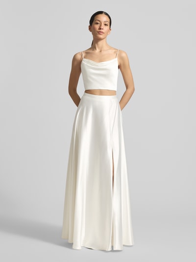 Frauenmodel trägt Maxirock aus Satin mit Reißverschluss von Luxuar, A-Linie, cremefarben, glatte Textur, Ganzkörperansicht von vorne.