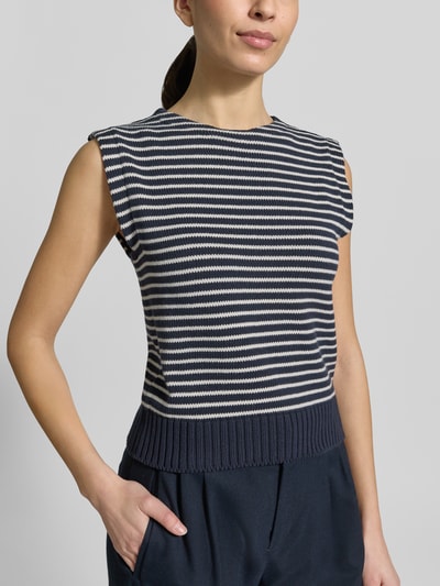 Vrouwenmodel draagt Regular fit spencer met all-over motief Model 'JANDA' van Weekend Max Mara, gestreept in katoenmix, knitwear, nahaufnahme bovenlichaam.