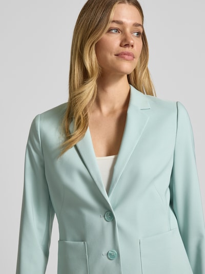 Frauenmodel trägt Slim Fit Blazer mit Reverskragen von Betty Barclay in Hellblau, glatter Material-Mix mit Stretch, Nahaufnahme Oberkörper.