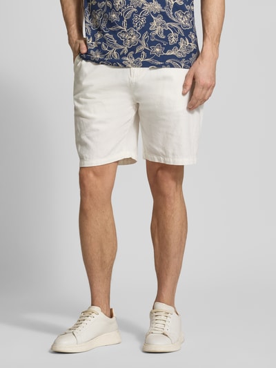Männermodel trägt Shorts aus Baumwoll-Leinen-Mix Modell 'FAVE' von Scotch & Soda, Regular Fit, elastischer Bund, Ganzkörperansicht von vorne.