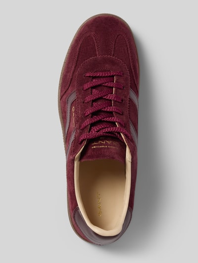 Produktfoto, Sneaker aus echtem Rindsleder Modell 'Cuzima' von GANT in dunklem Bordeauxrot mit glatter und samtiger Textur, Damen Sneaker von GANT.