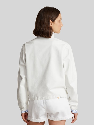 Modelka nosi Regular Fit Blouson aus reiner Baumwolle od Polo Ralph Lauren, biały, prosty fason, długi rękaw, widok całej sylwetki z tyłu.