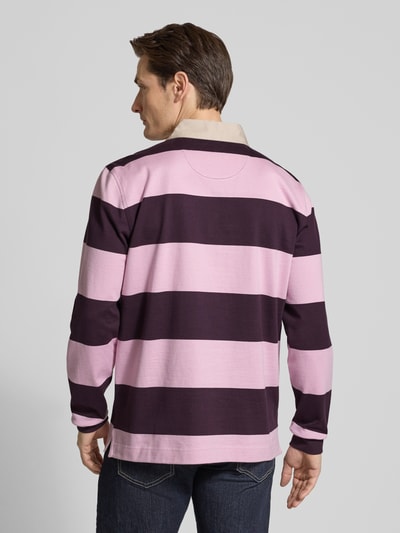 Männermodel trägt Regular Fit Poloshirt mit Streifenmuster und Label-Stitching von Fynch-Hatton, Baumwolle, Rückansicht Ganzkörperansicht.