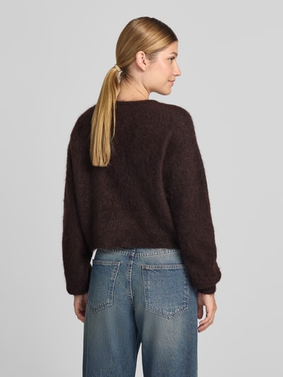 Männermodel trägt Cropped kardigan rozpinany aus mieszanka moheru i bawełny Model 'debbie' von Gestuz, kolor ciemnobrązowy, Listwa guzikowa, okrągły dekolt, długość tyłu w rozmiarze S: 46 cm, długość rękawów w rozmiarze S: 74 cm, Ganzkörperansicht Rückansicht