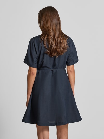 Frauenmodel trägt tailliertes Freizeitkleid aus Lyocell-Leinen-Mix Modell 'DALINIA' von BOSS, unifarben, Mini-Länge, Rückansicht.