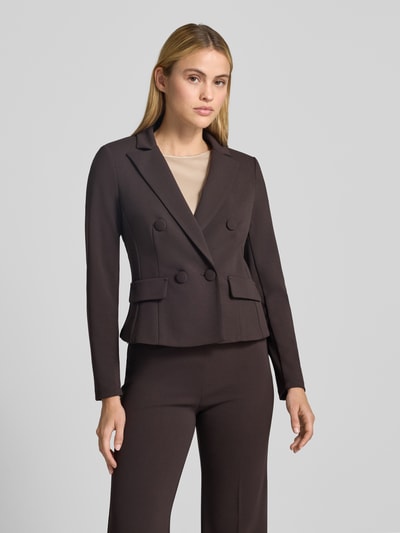 Vrouwenmodel draagt Slim Fit Blazer met Reverskraag van Rinascimento in donkerbruin, elastische materiaalmix, dubbele knoopsluiting, klepzakken, ruglengte bij maat S: 53 cm, geheelvooraanzicht van het bovenlichaam.