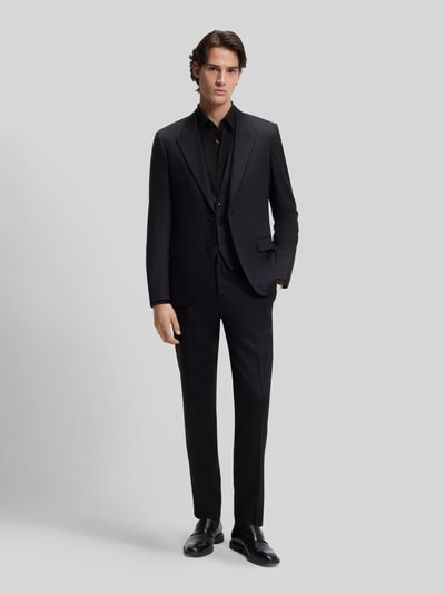 Männermodel trägt das Slim Fit Freizeithemd aus Baumwoll-Mix Modell 'ERMO' von HUGO in Schwarz, Ganzkörperansicht von vorne.