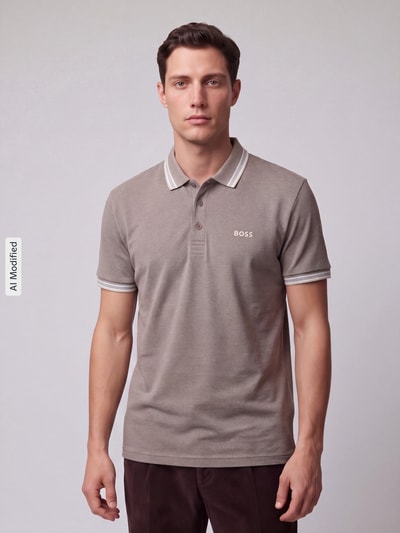 Männermodel trägt Regular Fit Polokragen aus reiner Baumwolle Modell 'PADDY' von BOSS für BOSS Green in Beige, Nahaufnahme Oberkörper, KI-modifiziertes Bild