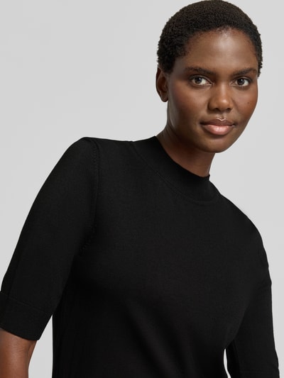 Vrouwenmodel draagt gebreid shirt uit viscosemix met stretch, recht model, ronde hals, 1/2-mouwen, labeldetail, MORE, Nahaufnahme bovenlichaam.