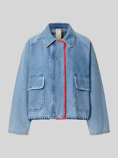 Produktfoto, Jeansjacke mit Stitching und Pattentaschen von Amber & June, niebieski dżins, czerwone przeszycia, boxy fit, czysta bawełna, kołnierz, patki, długość tyłu w rozmiarze 36: 56 cm, szerokość ramion w rozmiarze 36: 46 cm, szerokość klatki piersiowej w rozmiarze 36: 63 cm, długość rękawa w rozmiarze 36: 55 cm