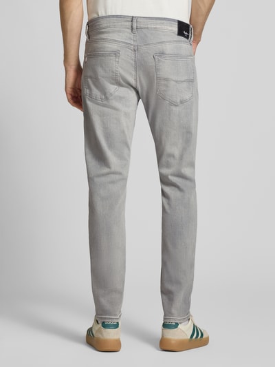 Mannenmodel draagt Tapered Fit Jeans aus Baumwoll-Mix Modell 'STANLEY' van Pepe Jeans in grijs denimlook met labelpatch, mid waist, riemlussen, knoop- en ritssluiting, 5-pocketmodel, katoenmix, geheel achteraanzicht.