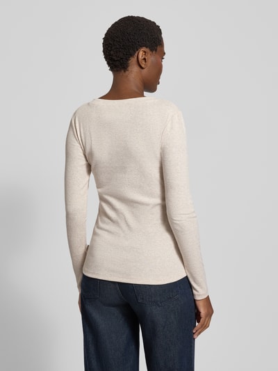 Kobiece modelka nosi Slim Fit Bluzka z długim rękawem z ozdobną listwą guzikową od s.Oliver RED LABEL, melanż, prążkowana faktura, widok całej sylwetki z tyłu.