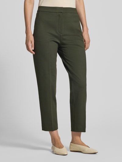 Frauenmodel trägt Schmale Hose aus Viskose-Mix von Jake*s Collection in Olivgrün mit glatter Textur, Nahaufnahme Oberkörper.