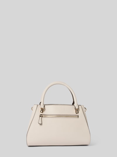 Produktfoto, cremefarbene Handtasche mit Label-Applikation Modell 'NOELLE II' von Guess, goldene Details, Reißverschluss, strukturierte Oberfläche, Tragehenkel und Schulterriemen, Maße: 32x20x12 cm, Länge Schulterriemen: 119 cm.