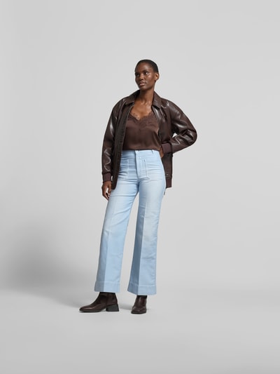 Frauenmodel trägt Wide Fit Jeans mit aufgesetzten Taschen von Victoria Beckham, hellblauer Denim, Reine Baumwolle, Ganzkörperansicht von vorne.