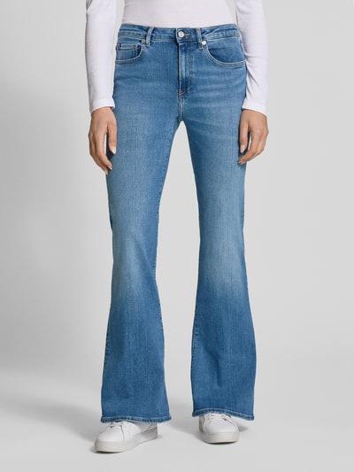 Frauenmodel trägt Wide Leg Loose Fit Jeans aus Baumwoll-Mix Modell 'FINN FLARE' von Tommy Hilfiger, Optik: Unifarben, Passform: Loose-Fit, Bundhöhe: Mid, Label-Patch, Logo-Detail, 5-Pocket-Design, Materialverarbeitung: Denim, Farbe Hellblau, glatte Struktur, Ganzkörperansicht von vorne.