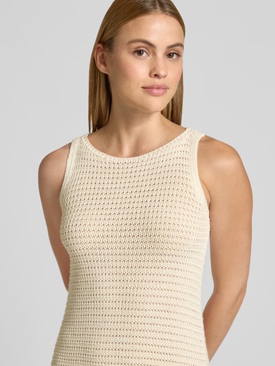 Frauenmodel trägt Strickkleid mit Rundhalsausschnitt Modell 'IKIS' von Drykorn aus Reine Baumwolle, Körpernaher-Schnitt, Nahaufnahme Oberkörper.