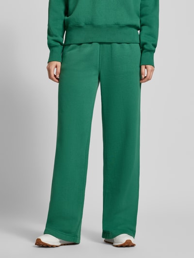 Frauenmodel trägt Wide Leg Sweathose aus Baumwoll-Mix mit Logo-Stitching von Polo Ralph Lauren in sattem Grün, Nahaufnahme Unterkörper, Damen Sweathose von Polo Ralph Lauren.