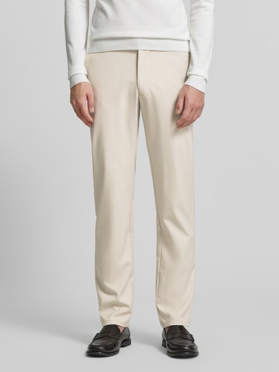 Männermodel trägt Stoffhose mit französischen Eingrifftaschen von Christian Berg Men, gerade Form, beige, Nahaufnahme Oberkörper.