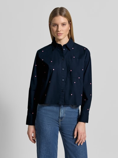 Frauenmodel trägt Boxy Fit Hemdbluse aus reiner Baumwolle von Tom Tailor Denim, Optik: Unifarben mit Allover-Stickerei, Ganzkörperansicht von vorne.