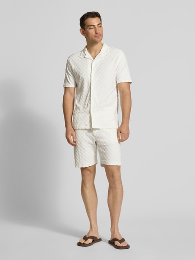 Männermodel trägt Regular Fit Freizeithemd mit Reverskragen von Lindbergh, Baumwoll-Mix, hell, Knopfleiste, Ganzkörperansicht von vorne.