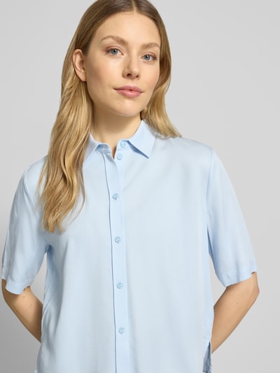 Vrouwenmodel draagt blouse met korte mouwen uit zuiver viscose, slim fit, kentkraag, 1/2-mouwen van JAKE*S STUDIO WOMAN, nahaufnahme bovenlichaam.