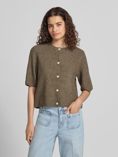 Frauenmodel trägt Boxy Fit Strickjacke aus Rippstrick Modell 'SILLY' von PIECES in Melange-Optik, kurzer Arm, Nahaufnahme Oberkörper.