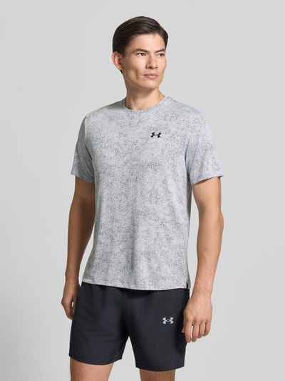 Männermodel trägt Regular Fit Sport-T-Shirt mit Strukturmuster Modell 'Pixelate' von Under Armour in Hellgrau, Ganzkörperansicht von vorne, Herren Sport-T-Shirt von Under Armour.