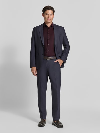 Männermodel trägt Modern Fit Businesshemd aus reiner Baumwolle von OLYMP in Dunkelrot mit Anzug, Ganzkörperansicht von vorne, Herren Businesshemd von OLYMP.