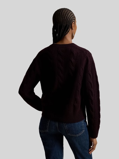 Frauenmodel trägt Regular Fit Strickpullover aus Woll-Kaschmir-Mix von Polo Ralph Lauren in Dunkelbraun, grobe Struktur, Ganzkörperansicht Rückansicht, Damen Strickpullover von Polo Ralph Lauren.
