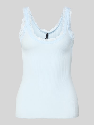 Produktfoto, Slim Fit Tank Top aus Bio-Baumwoll-Mix Modell 'NANA' von Vero Moda in Hellblau, unifarben, Rippstruktur, Spitzenbesatz am U-Ausschnitt, breite Träger