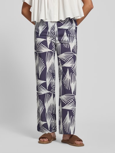 Frauenmodel trägt Wide Fit Stoffhose mit floralem Allover-Print Modell 'Lani' von GUIDO MARIA KRETSCHMER WOMAN in Dunkelblau und Weiß aus reiner Baumwolle mit elastischem Bund und Tunnelzug, florales Allover-Muster, Ganzkörperansicht von vorne.