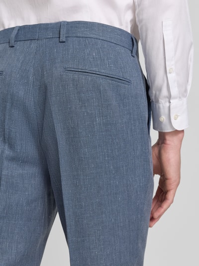 Mężczyzna nosi Regular Fit Anzughose aus Leinen-Mix Modell 'LEON' von BOSS, z efektem melanżu, kanty, szlufki na pasek, wpuszczane kieszenie, mieszanka lnu, detaliczne ujęcie z tyłu.
