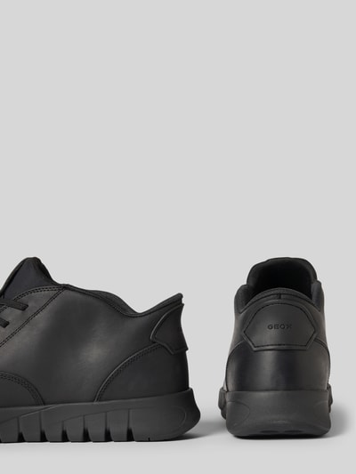 Produktfoto, Sneaker aus Leder-Mix Modell 'FLEXTRIDE' von Geox in Schwarz, abgerundete Passform, leicht profilierte Sohle, Logo-Detail.