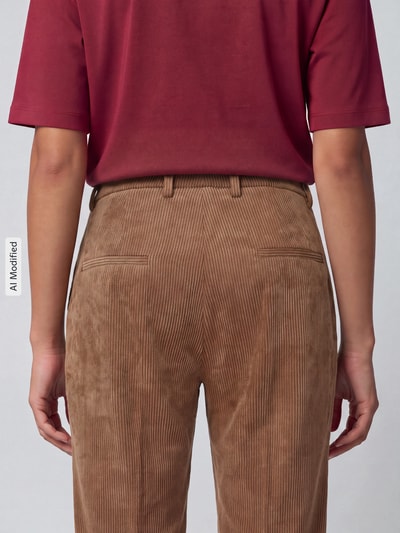Frauenmodel trägt Regular Fit Cordhose mit fixiertem Beinumschlag Modell 'KRYSTAL' von CAMBIO, Damen Cordhose, braun mit Rillenstruktur, Ganzkörperansicht Rückansicht, KI-modifiziertes Bild
