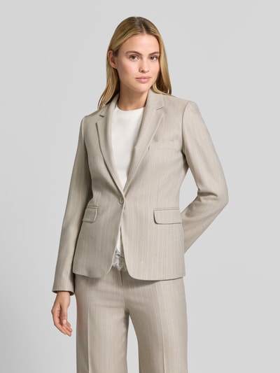 Vrouwenmodel draagt Regular Fit blazer met viscose van Christian Berg Woman Selection, lichtbeige met fijne streep, klepzakken, knoopsluiting, reverskraag, elastische materiaalmix, Ganzkörperansicht van voren.