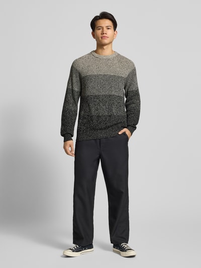 Männermodel trägt Relaxed Fit Strickpullover aus reiner Baumwolle Modell 'BIRK' von Only & Sons in Melange Ombré-Muster, Ganzkörperansicht von vorne.