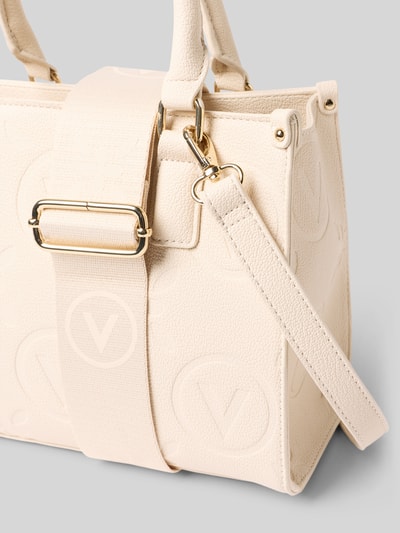 Produktfoto, Shopping Bag in Leder-Optik Modell 'Samba' von VALENTINO BAGS in Creme, Logo-Prägung, abnehmbarer Schulterriemen, strukturiertes Material, Hauptfach mit Reißverschluss, Maße 23x20x9 cm, elegantes Design