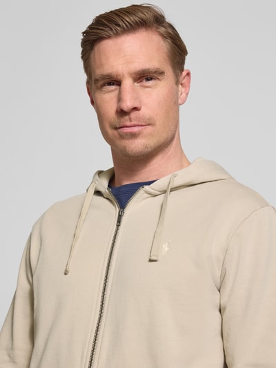 Männermodel trägt Regular Fit Sweatjacke aus reiner Baumwolle von Polo Ralph Lauren, Optik: Unifarben, Nahaufnahme Oberkörper