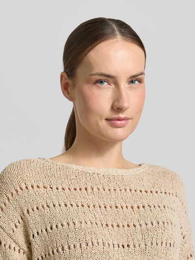 Frauenmodel trägt Strickpullover mit 1/2-Arm von Luisa Cerano aus Baumwoll-Mix, Relaxed Fit, naturfarben, Nahaufnahme Oberkörper.